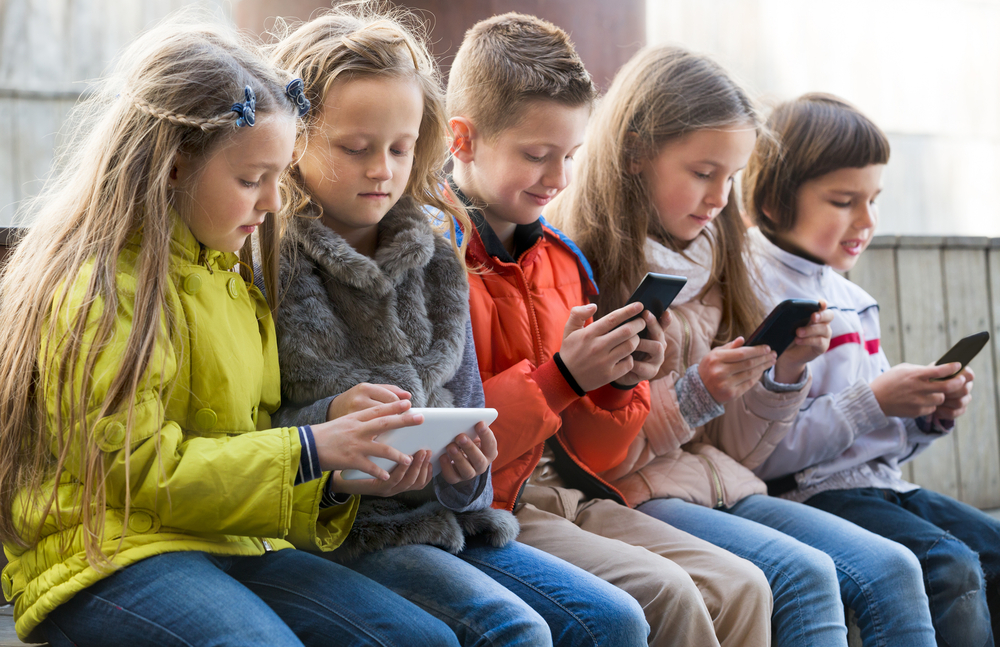 kids using mobiles